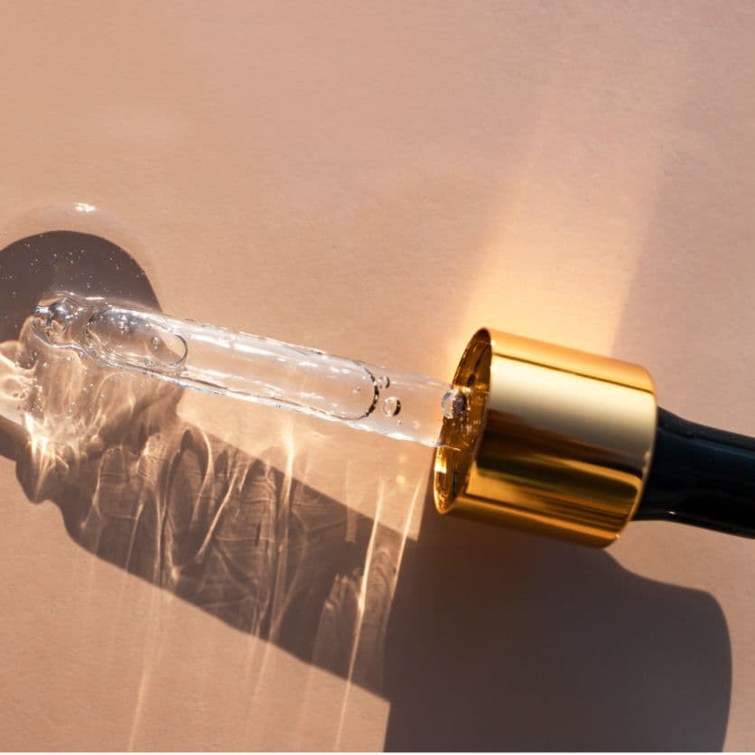 美容液の入ったスポイト